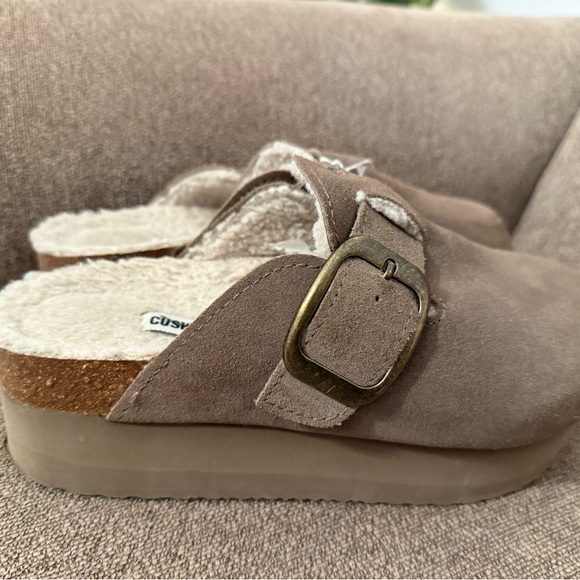 Cushionaire Tan Suede 6.5 Clogs with Buckle - Picture 3 of 5